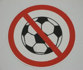 Ein nachgeahmtes Verbotsschild mit durchgestrichenem Fußball