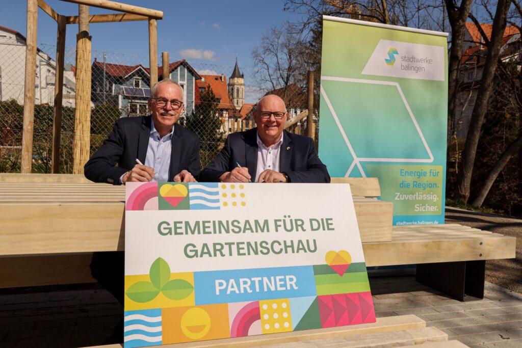 Harald Eppler, Geschäftsführer der Stadtwerke Balingen, und Oberbürgermeister Helmut Reitemann besiegelten die Partnerschaft auf dem Gartenschaugelände (Bild: Paul Bossenmaier)