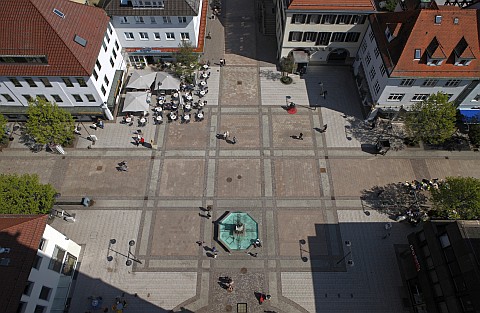Blick von oben auf den Marktplatz mit Brunnen