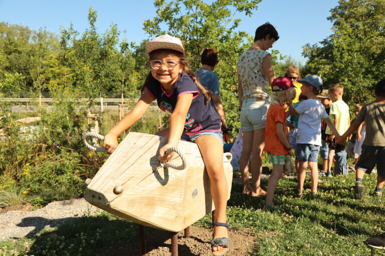 Kinder auf dem Spielplatz mit Holzspielzeugen