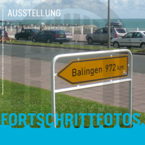 Wegweiser "Balingen" an der Atlantikküste und der Unterschrift Fortschrittfotos