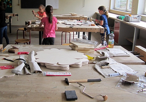 Holzblumen im Kindergarten