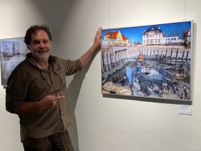 Hans-Jürgen Burkard vor einem Foto der Baustalle "Württemberger Hof"