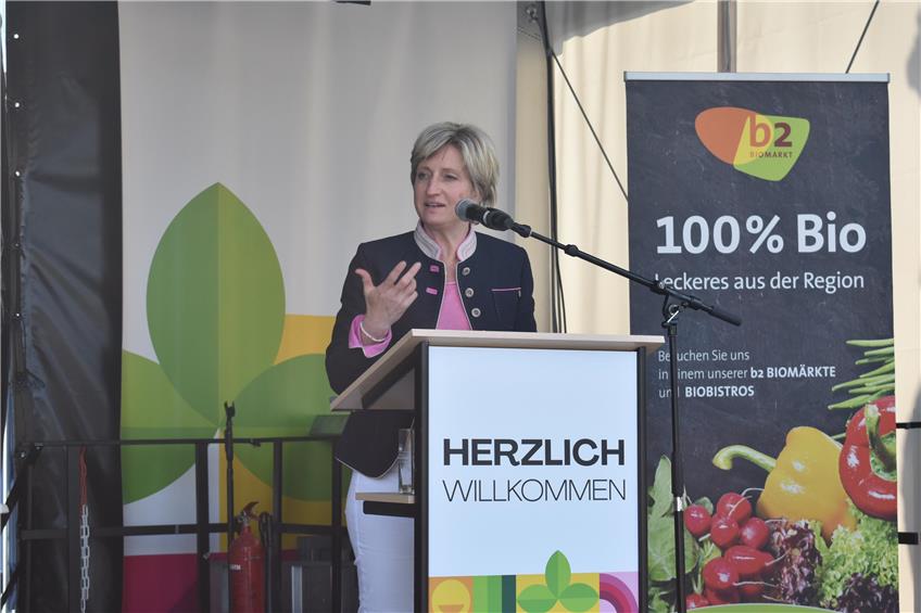 Dr. Nicole Hoffmeister-Kraut am Mikrofon