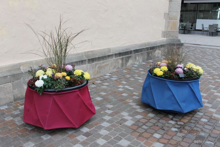 Bunte Blumenkübel in Balingen