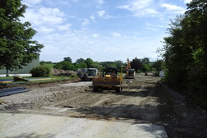 Blick auf Bagger, die an einer Baustelle auf der Straße arbeiten