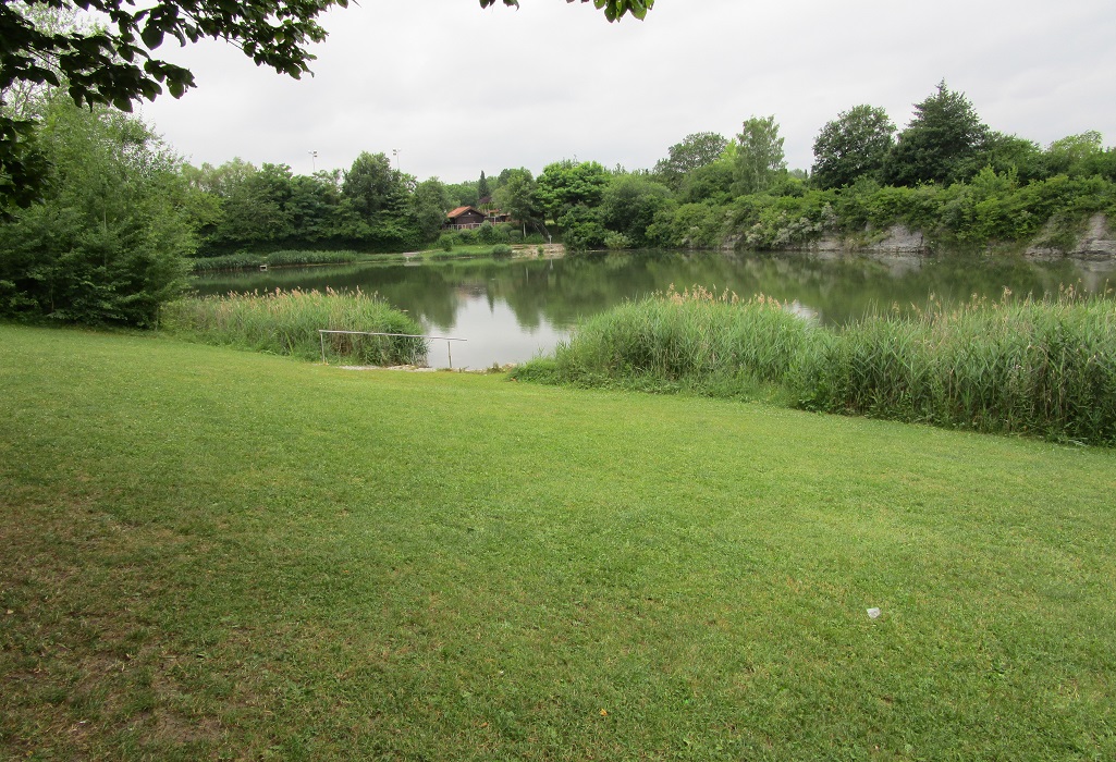 Blick auf den Schiefersee Frommern mit Liegewiese Blick auf den Schiefersee Frommern mit Liegewiese