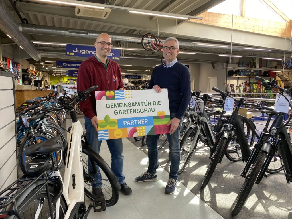 Geschäftsführer Andreas Paul (r.) und Niko Skarlatoudis (Marketing Gartenschau) freuen sich darauf, den Besuchern Balingen näherzubringen