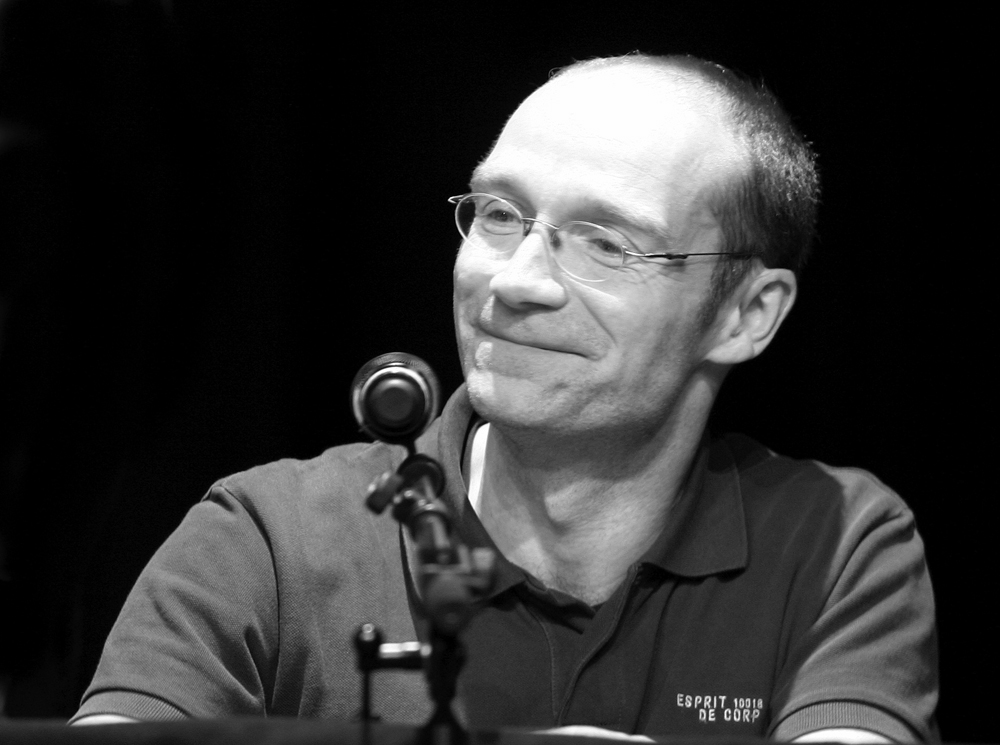 John von Düffel, 2008 John von Düffel, 2008 in Poloshirt hinter einem Mikrofon