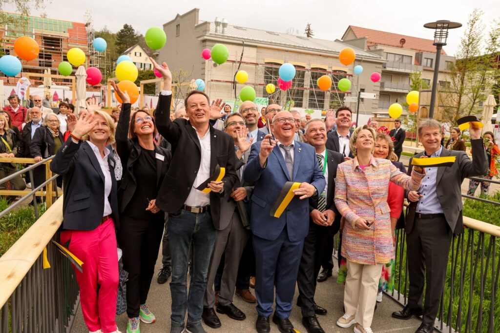 Das Band ist durchschnitten, die Freude groß (v. l.): Annette Stoll-Zeitler und Annette Stiehle, Ausstellungsleiterin und technische Geschäftsführerin der Gartenschau, Regierungspräsident Klaus Tappeser, Oberbürgermeister Helmut Reitemann, bwgrün-Vorsitzender Gerhard Hugenschmid, Wirtschaftsministerin Dr. Nicole Hoffmeister-Kraut und Landrat Günther-Martin Pauli mit Bürgermeister Ermilio Verrengia und Balingens neuem OB Dirk Abel sowie zahlreichen Gästen am Eröffnungstag in den Schwefelbadgärten (Bild: Paul Bossenmaier)