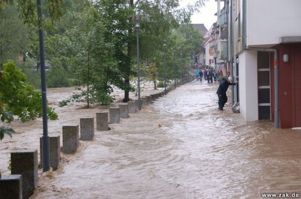 Wasser der Eyach (Bach) überflutet Straße