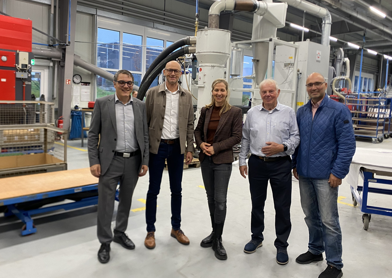 4 Männer und eine Frau stehen in der Produktion der Firma mps Strahltechnik