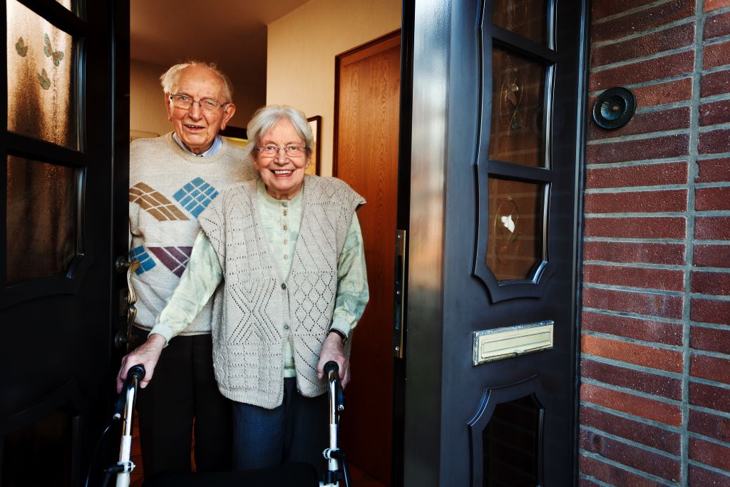 Älteres Paar freut sich auf Besuch