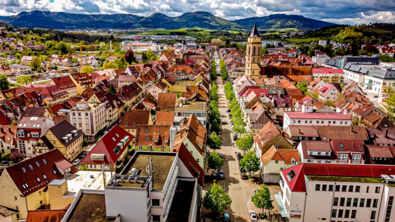 Eine Luftaufnahme von Balingen mit der Innnenstadt und den Bergen im Hintergrund