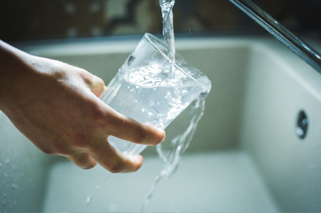 Symbolbild Glas mit Trinkwasser