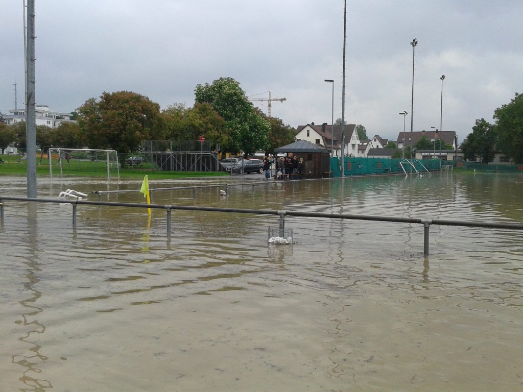 Der Hartplatz bei der Bizerba Arena ist nach Hochwasser überflutet