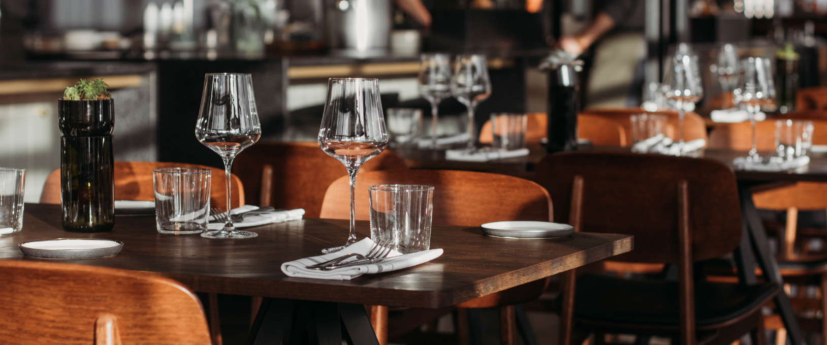 Symbolfoto mit Gläsern und Besteck gedeckte Tische für Neues Landesgaststättengesetz