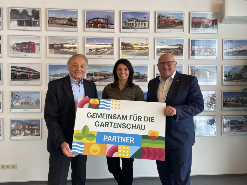 Freuen sich gemeinsam auf die Gartenschau (v.l.): Joachim Feyrer (Geschäftsführer), Catrin Meiser-Feyrer (Geschäftsführerin), Oberbürgermeister Helmut Reitemann 