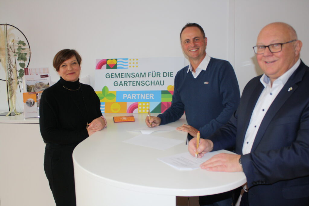 Freuen sich auf die Partnerschaft: v.l. Andrea Scherer, Matthias Aigner (Geschäftsführer Wohnbaugenossenschaft Balingen eG), Oberbürgermeister Helmut Reitemann