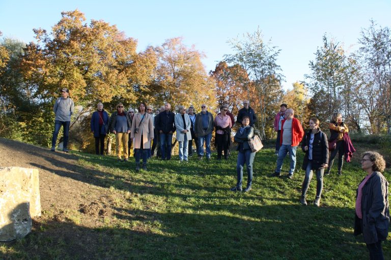 Ehrenamtliche werden über die Maßnahmen in den Erlebnisauen informiert