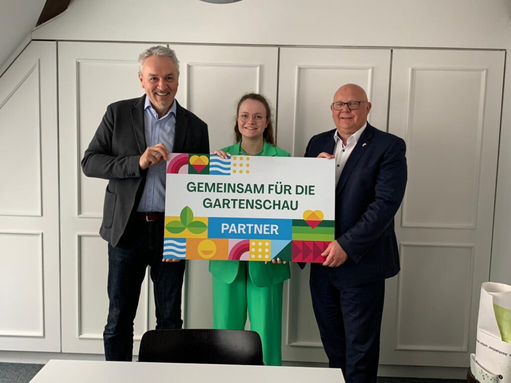 Über die Partnerschaft freuen sich (v. l.) Christian Filip Programmleitung, Michaela Schumayer (Redaktion/Moderation), Oberbürgermeister Helmut Reitemann