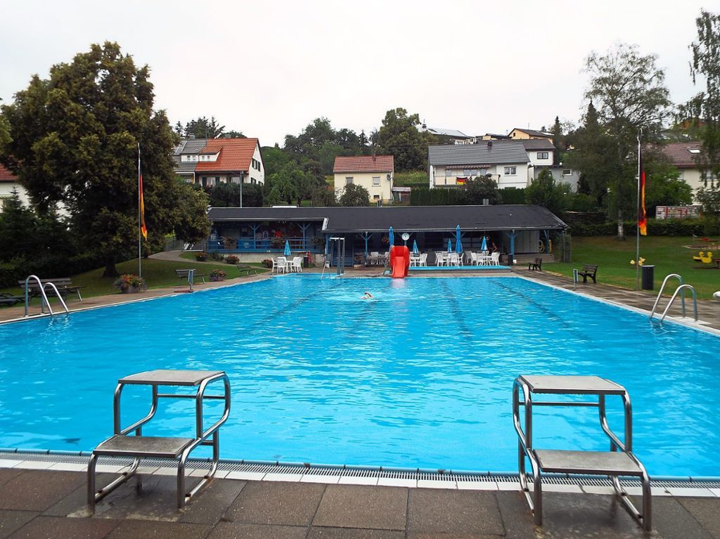 Freibad Engstlatt - Beckenansicht in Richtung Wertenbachstraße Freibad Engstlatt - Beckenansicht in Richtung Wertenbachstraße