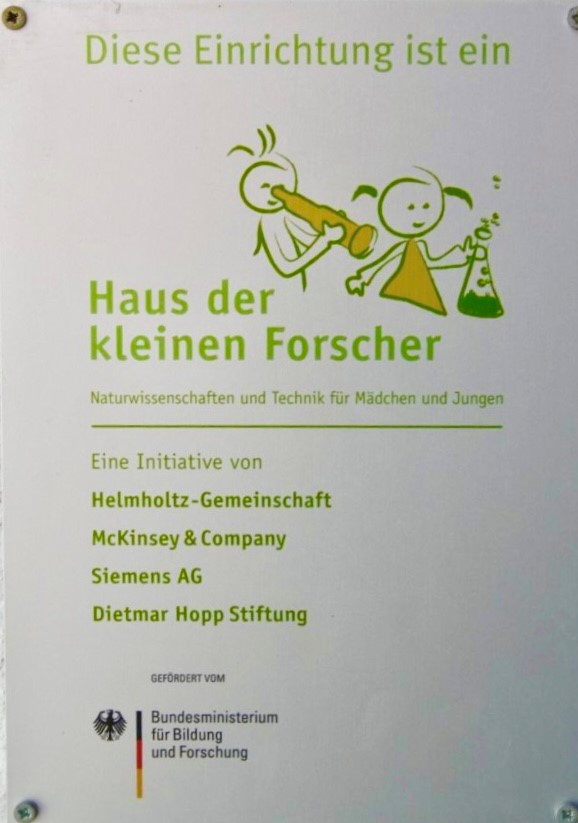 Zertifizierungsschild der Einrichtung als "Haus der kleinen Forscher" Zertifizierungsschild der Einrichtung als "Haus der kleinen Forscher"