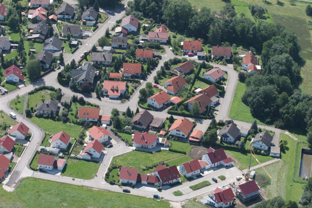 Schrägluftbild Neubaugebiet mit Neubauten und freien Bauplätzen