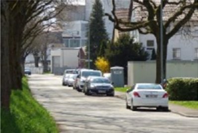 Straße mit parkenden Autos