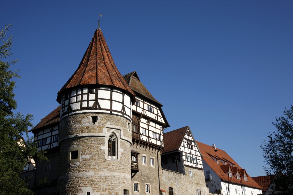 Zollerschloß mit Wasserturm im Hintergrund die Zehntscheuer