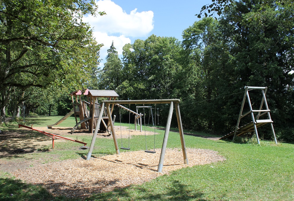Spiel- und Grillplatz am Heuberg umgeben von Wald
