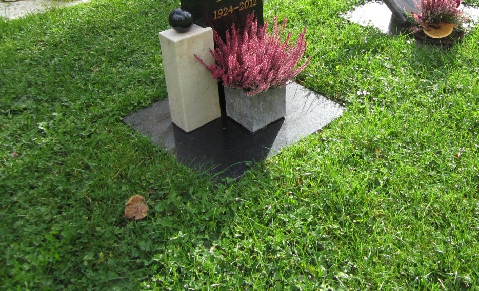 Beispiel für ein Urnenrasengrab