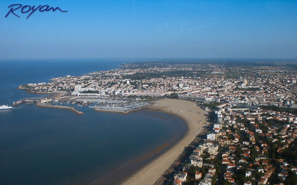 Die Stadt Royan im Luftbild entlang der Atlantikküste