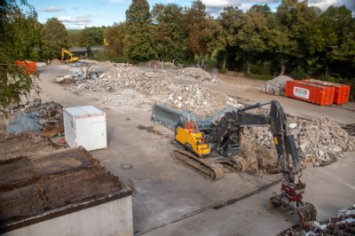 Bagger bei Abbrucharbeiten Gewerbeareal