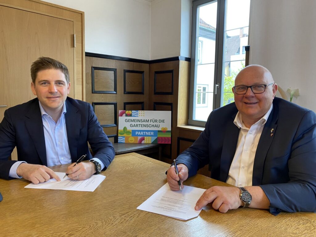 Zwei Unterschriften für eine großartige Gartenschau (v. l.): Matthias Howald, Geschäftsführer der Holcim (Süddeutschland) GmbH, und Oberbürgermeister Helmut Reitemann