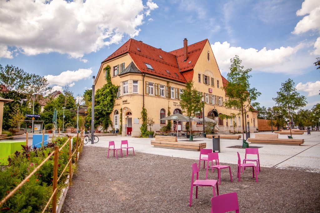 Bahnhofsvorplatz mit Bahnhofsgebäude