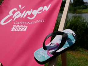Ein Liegestuhl und ein Flip Flop im Design der Gartenschau Eppingen 2022