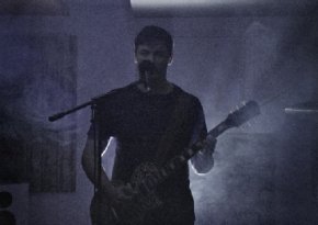 Stoni D Stoni D spielt Gitarre und singt in rauchiger Umgebung