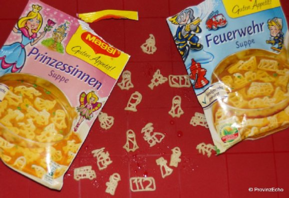 Suppen für Jungs und Mädchen Geöffnete Maggi-Tütensuppen-Packungen "Prinzessinnen Suppe" und "Feuerwehr Suppe"