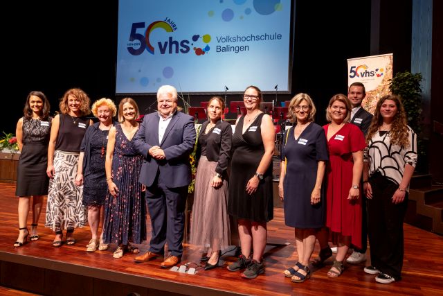 Das Team der VHS Balingen auf der Bühne der Stadthalle Balingen