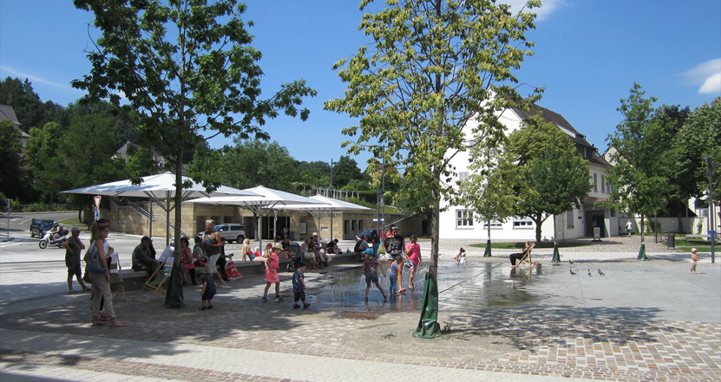 Neu gestalteter Kirchplatz mit Wasserspiel