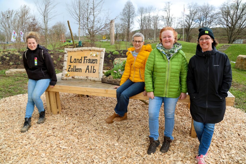 Freuen sich über den gelungenen Beitrag der LandFrauen in den Erlebnisauen (v. l.): Carolin Lenzser, Fachbereich Ausstellung und Betrieb, Waltraud Kostanzer, Kreisvorsitzende LandFrauen Zollernalb, Carola Gsell-Hodler, Annette Stiehle, Technische Geschäftsführerin Gartenschau 