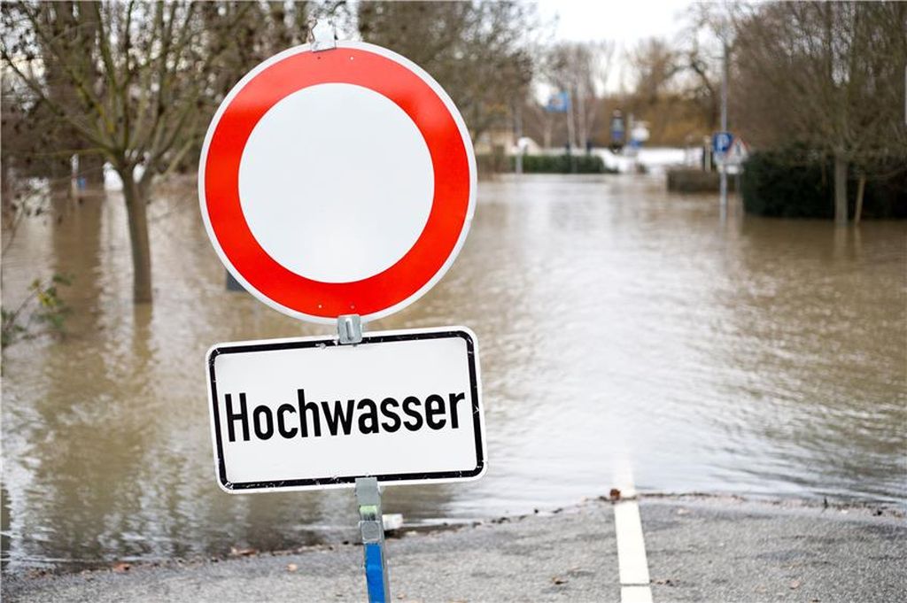 Schild verbietet Straßenbenutzung wegen Hochwasser