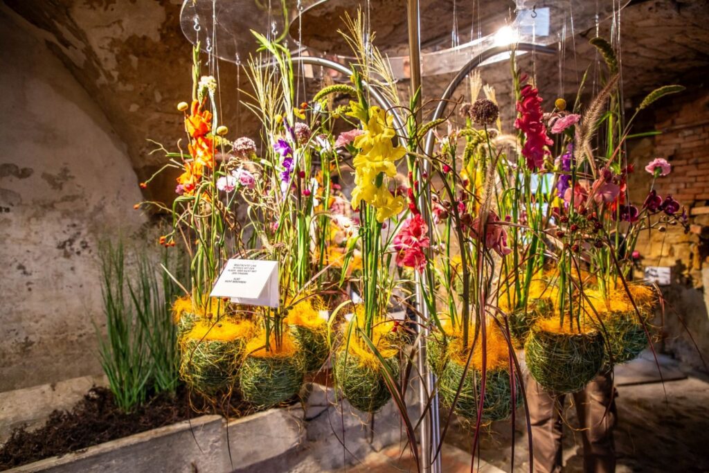 Nur eines der kunstvollen Arrangements in der neuen und letzten Floristikausstellung auf der Gartenschau (Bild: Georg Wilkens)