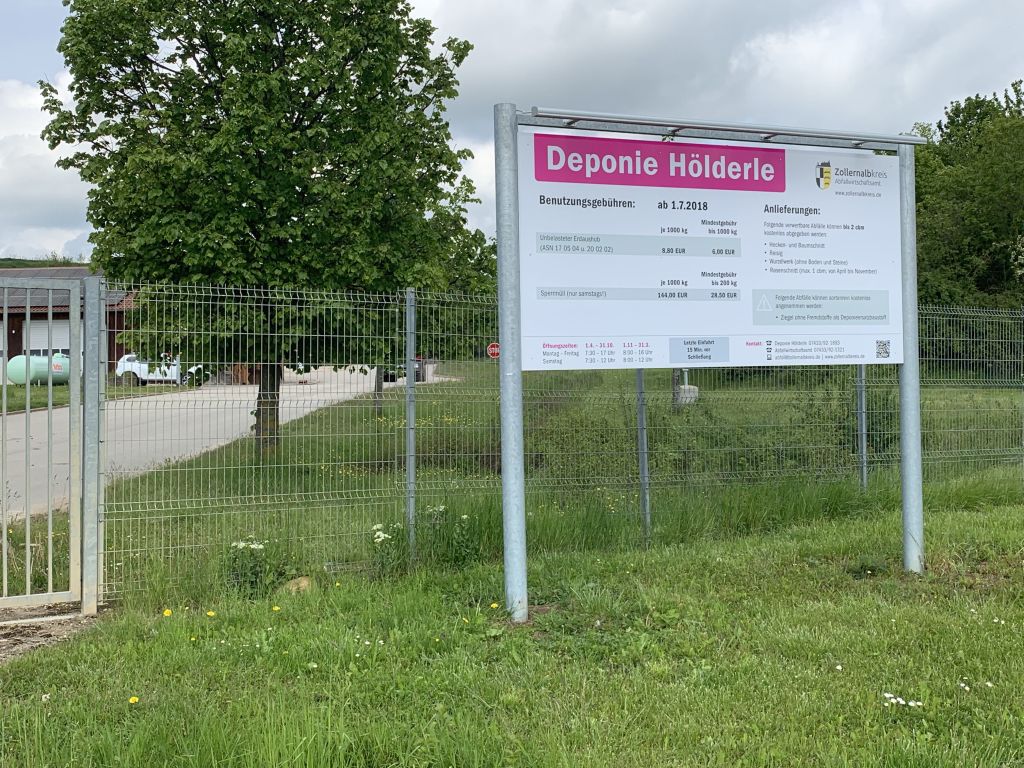 Einfahrt mit Hinweisschild zur Erddeponie Höldere in Weilstetten mit Grüngutlagerplatz
